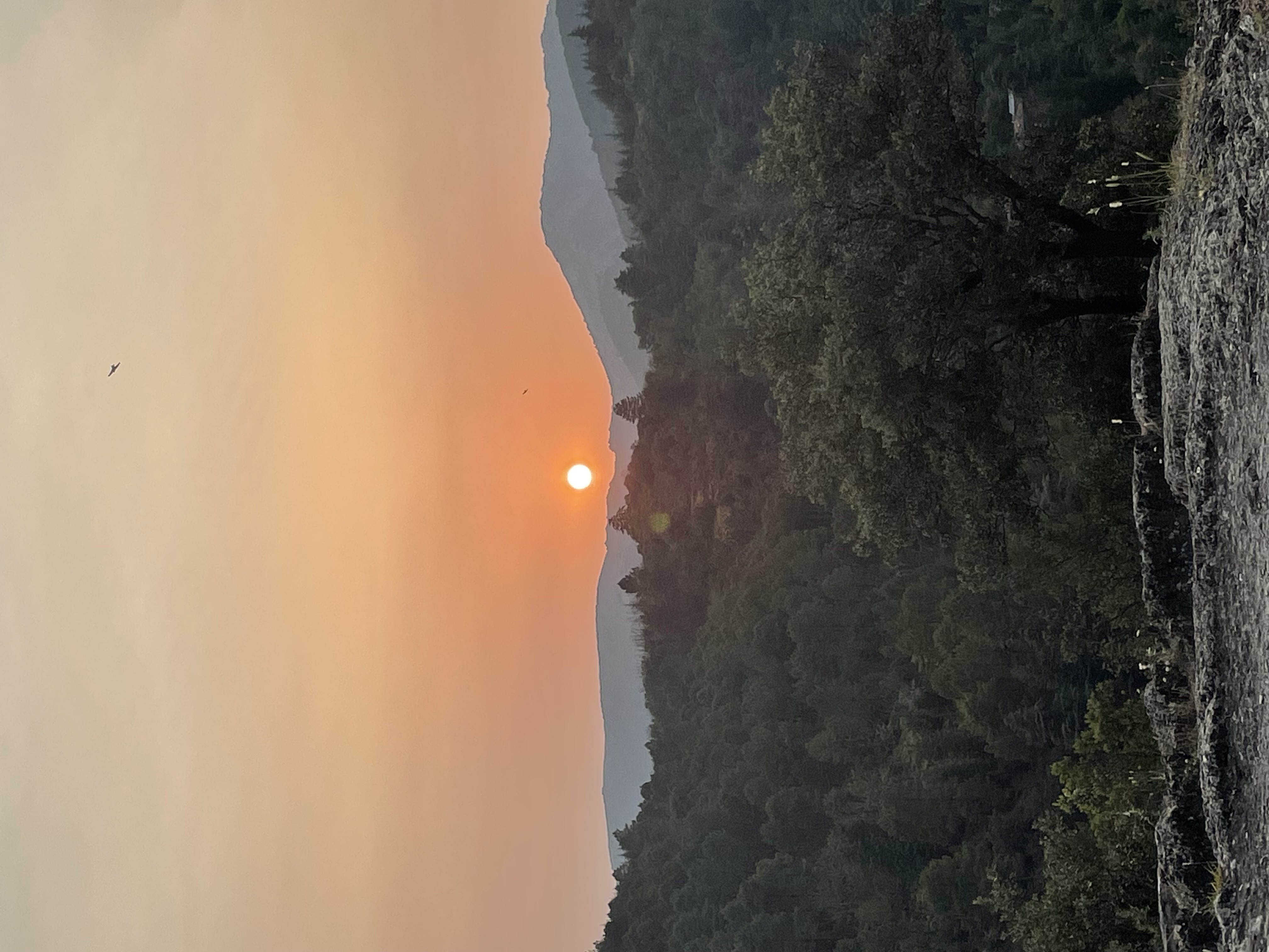 Solnedgang over bjergene set fra det højeste punkt i byen